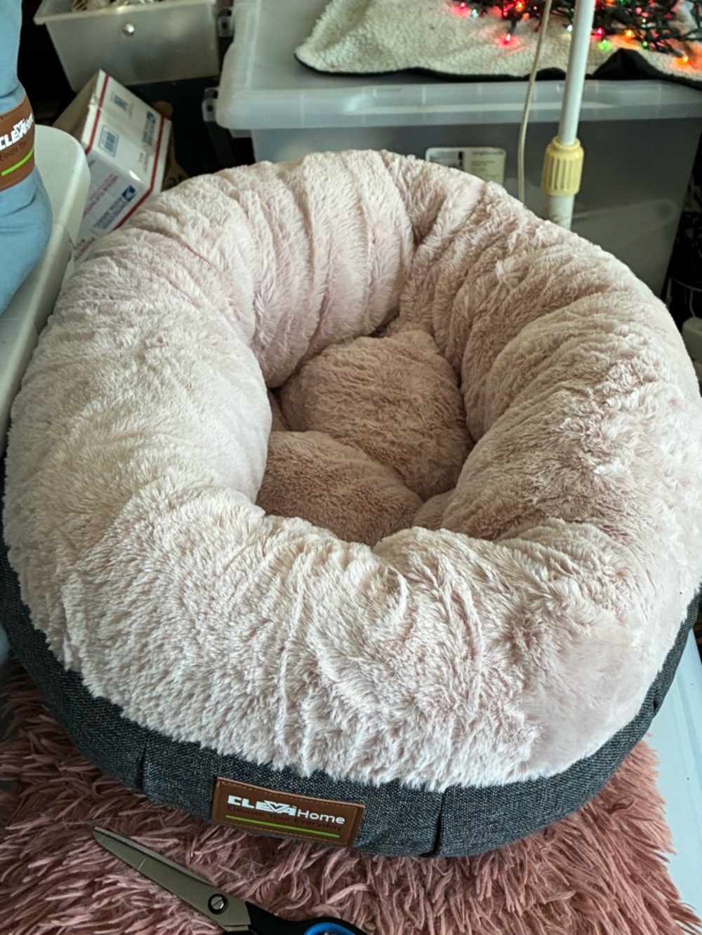 🩷 ClevaHome Plush Pink & Gray Donut Cat Bed 🐾 - Picture 6 of 8